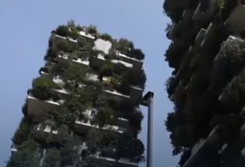 أبراج سكنية تكسوها الأشجار في إيطاليا
